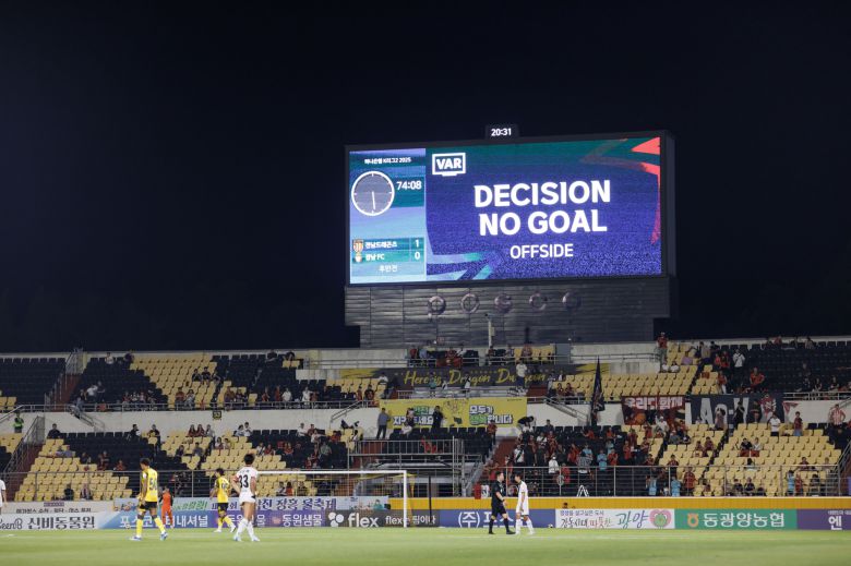 전남과 경남의 경기. 전광판에 VAR 끝에 오프사이드로 골이 취소됐다는 안내가 나오고 있다. [사진 프로축구연맹]