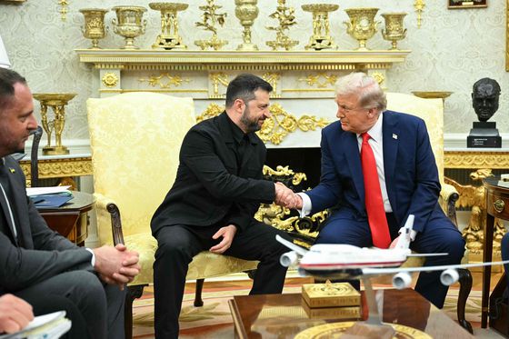 도널드 트럼프 미국 대통령(오른쪽)과 볼로디미르 젤렌스키 우크라이나 대통령. AFP=연합뉴스