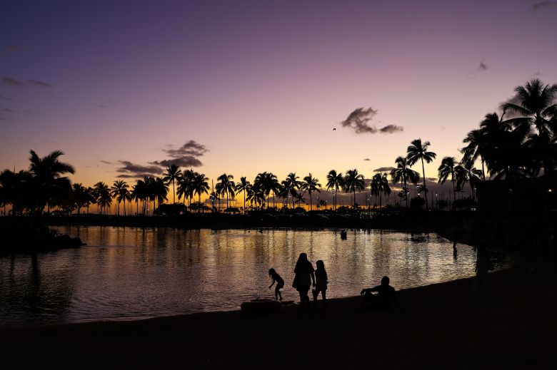 와이키키의 힐튼 하와이언 해변 라군에 비친 석양의 모습. 김종호 기자