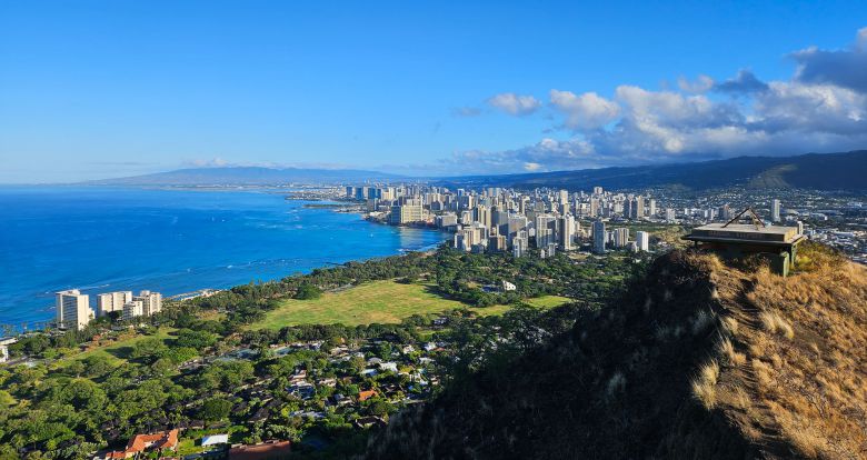 다이아몬드 헤드 분화구 정상에서 호놀룰루 도심과 태평양을 한눈에 내다볼 수 있다. 김종호 기자