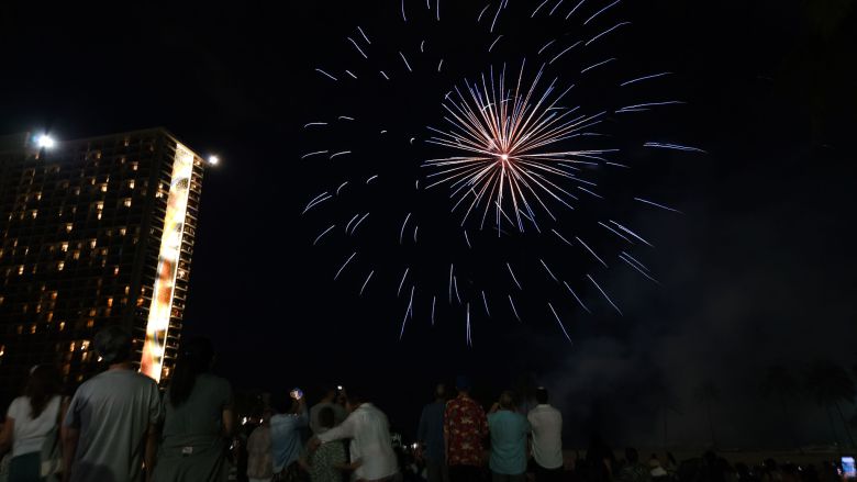 힐튼 하와이언 빌리지 앞 해변에서 열린 불꽃놀이. 와이키키 지역을 대표하는 이벤트로, 금요일 저녁마다 진행되는데 그때마다 수많은 관광객이 해변으로 몰린다. 김종호 기자