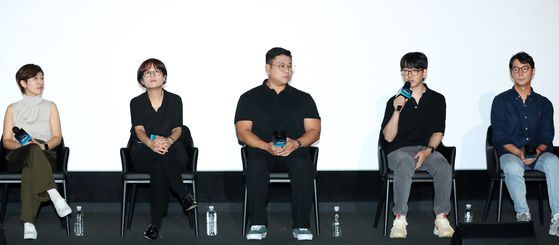 왼쪽부터 정서경 작가, 김희원 감독, 허명행 감독, 김병한 미술감독, 홍정호 VFX 슈퍼바이저. 다섯 명의 크리에이터들은 20일 오후 서울 용산구 CGV아이파크몰점에서 열린 디즈니 북극성 크리에이터스 토크에 참석했다. 사진 뉴시스