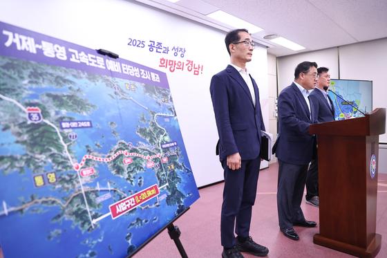 박명균(오른쪽 두번째) 경남도 행정부지사가 20일 경남도청 브리핑룸에서 '거제~통영 고속도로'의 기획재정부 예비타당성조사 통과를 설명하고 있다. 사진 경남도