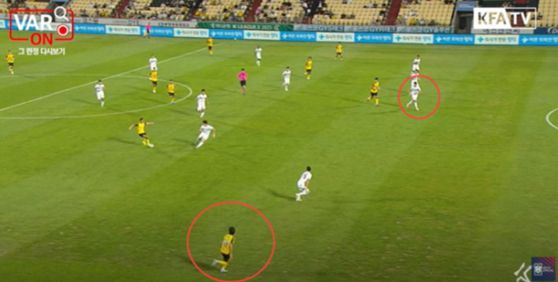 K리그2 전남-천안전 오심 장면. VAR 화면을 통해 천안 최종 수비수(동그라미 속 흰 유니폼) 위치를 확인하고도 심판진은 오프사이드 판정과 함께 전남의 골을 취소했다. [사진 KFA TV 캡처]