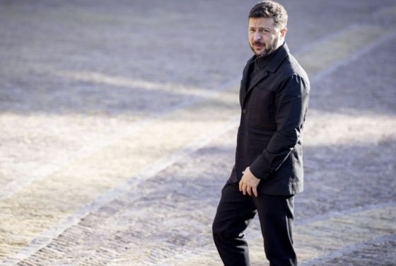 볼로디미르 젤렌스키 우크라이나 대통령은 지난 24일 북대서양조약기구(NATO·나토) 정상회의가 열리는 네덜란드 헤이그에 검은색 재킷과 셔츠를 갖춰 입은 채 도착했다. AP=연합뉴스