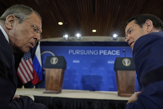 세르게이 라브로프 러시아 외무장관과 마르코 루비오 국무장관이 지난 15일(현지시간) 알래스카주 엘멘도르프-리차드슨 합동기지에서 도널드 트럼프 대통령과 블라디미르 푸틴 러시아 대통령과의 기자회견에 앞두고 대화를 나누고 있다. AP=연합뉴스