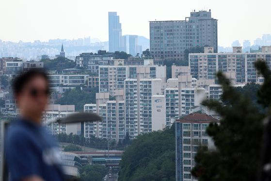 올해 7월 전국 주택 매매가격이 평균 0.12% 오르며 소폭 상승세를 이어갔다. 이날 한국부동산원에 따르면 7월 전국 주택 매매가격은 0.12% 올라 전월(0.14%)보다 상승폭이 다소 줄었다. 수도권은 0.33% 상승했고, 서울은 0.75% 올랐지만 전월(0.95%)보다는 오름세가 둔화했다. 반면 지방은 0.08%로 하락했다. 사진은 이날 서울 시내 아파트 단지의 모습. 뉴스1