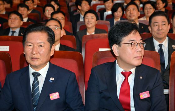 정청래 더불어민주당 대표와 송언석 국민의힘 비대위원장이 15일 서울 세종문화회관에서 열린 제80주년 광복절 경축식에 참석하고 있다. 대통령실사진기자단