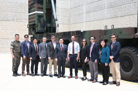 지난해 6월 제3차 한미 핵협의그룹(NCG) 회의를 맞아 조창래 당시 국방부 정책실장과 비핀 나랑 미 국방부우주정책차관보 대행 등 한미 대표단이 육군 미사일전략사령부를 방문, 기념 촬영하고 있다. 국방부