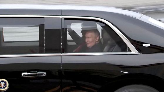 도널드 트럼프 미국 대통령과 블라디미르 푸틴 러시아 대통령이 지난 15일 미국 알래스카 엘멘도르프-리차드슨 합동기지에서 열린 정상회담에 앞서 트럼프 대통령의 전용차량에 나란히 탑승해 회담장으로 이동하고 있다. 로이터=연합뉴스