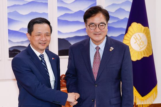 우원식 국회의장이 20일 오후 서울 여의도 국회의장 집무실에서 다이빙 주한중국대사를 접견하고 있다. 뉴스1