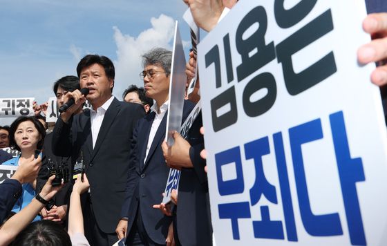 정청래 더불어민주당 당대표가 20일 오전 경북 경주시 화백컨벤션센에서 열린 제150차 경북 현장 최고위원회에서 임미해 경북도당 위원장 직무대행과 얘기를 나누고 있다.   이날 현장 최고위원회는 70여 일 앞으로 다가온 APEC 2025 정상회의 준비 상황 등을 점검하기 위한 자리 등으로 마련됐다. 뉴스1