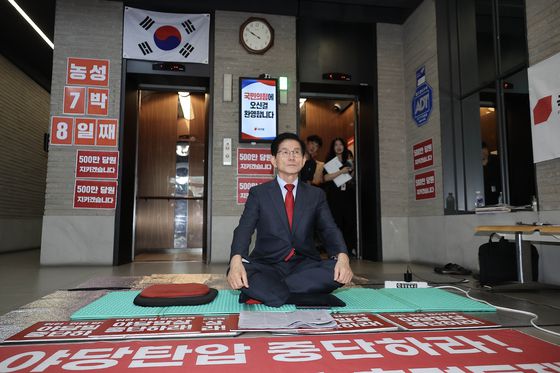 김문수 국민의힘 당대표 후보가 20일 서울 여의도 중앙당사에서 김건희 특검의 국민의힘 중앙당사 압수수색 시도에 반발해 8일째 농성을 이어가고 있다. 임현동 기자