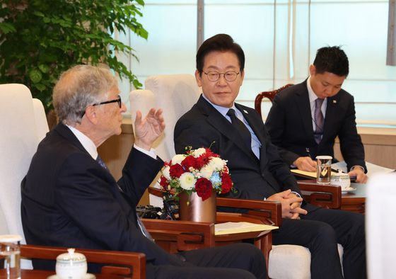 이재명 대통령이 21일 서울 용산 대통령실 집무실에서 빌 게이츠 게이츠 재단 이사장과 환담하고 있다. 대통령실사진기자단