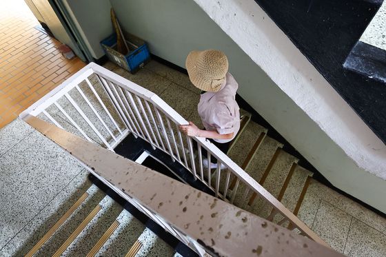 서울 양천구 목동의 한 노인이 목동 아파트 계단을 오르고 있다. 김종호 기자