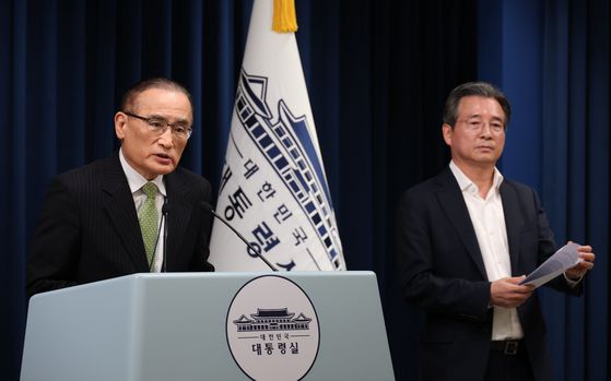 김용범 대통령실 정책실장(오른쪽(과 위성락 국가안보실장이 지난 7월 25일 서울 용산구 대통령실청사에서 브리핑을 하고 있다. 대통령실사진기자단