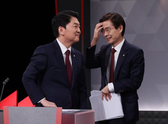 국민의힘 안철수(왼쪽), 조경태 당대표 후보가 17일 오후 서울 여의도 KBS에서 진행된 ‘당대표 후보자 TV토론회’ 참석하고 있다. [국회사진기자단]
