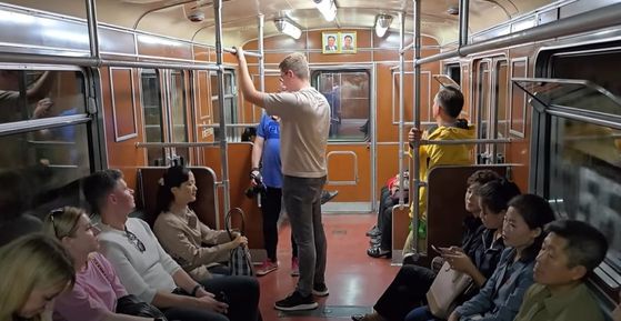 북한을 방문한 러시아 관광객이 촬영한 평양 구형 열차 내부 모습. 사진 유튜브 채널 ‘PoletMe Aviation Videos’ 캡처