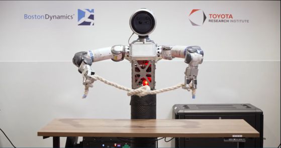 밧줄로 매듭을 묶는 아틀라스. 보스턴다이나믹스는 ″아틀라스가 가정용 업무도 수행하는 가능성을 보여준 대목″이라 소개했다. 사진 보스턴다이나믹스