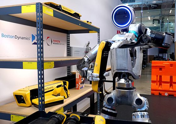 휴머노이드 로봇 아틀라스가 선반보다 큰 크기의 로봇 부품을 진열하기 위해 부품을 접고 있다. 사진 보스턴다이나믹스