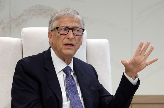 이재명 대통령이 21일 서울 용산 대통령실 집무실에서 빌 게이츠 게이츠 재단 이사장과 환담하고 있다. 대통령실사진기자단