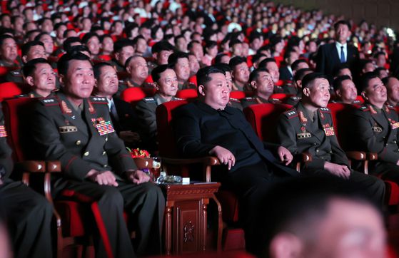김정은 북한 국무위원장이 조선인민군 해외작전부대 주요지휘관들을 위한 축하공연을 관람하는 모습. 노동신문, 뉴스1