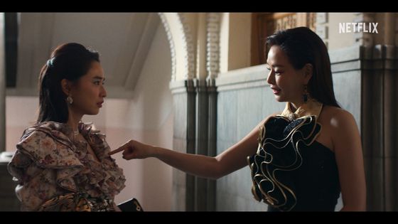 화려하지만 촌스러운 신인배우 신주애(방효린)와 화려하면서도 고급스럽게 외모를 드러낸 톱스타 정희란(이하늬)의 대비가 눈길을 끈다. 사진 넷플릭스