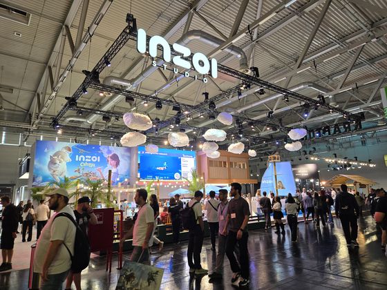 독일 쾰른에서 열린 글로벌 게임쇼 '게임스컴2025'에서 크래프톤의 인생 시뮬레이션 '인조이' 체험 공간을 관람객들이 지나가고 있다. 사진 여성국 기자