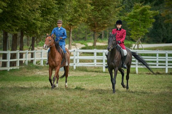 함께 말을 타는 주애와 희란. 사진 넷플릭스