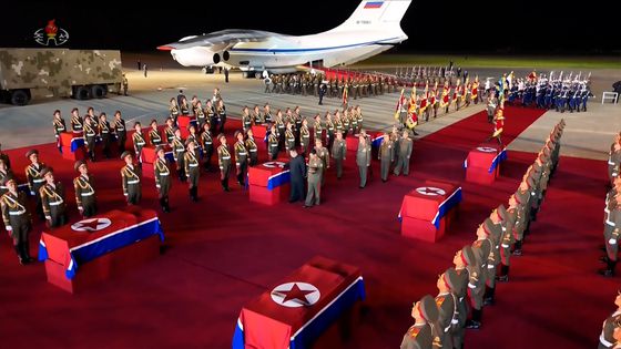 조선중앙TV가 러시아에 파병된 북한군 전사자 유해 송환 장면 영상을 22일 공개했다. 조선중앙TV 캡처, 연합뉴스