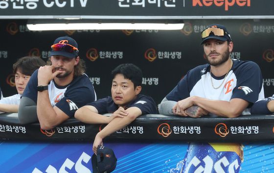 선발진 부상 한화 ‘흐림’. 프로야구 3강 구도가 요동친다. LG가 신바람 야구로 앞서가는 가운데, 한화(위 사진)는 제자리걸음 중이다. 롯데는 투타 불균형으로 최근 10연패 수렁에 빠졌다. [뉴스1]