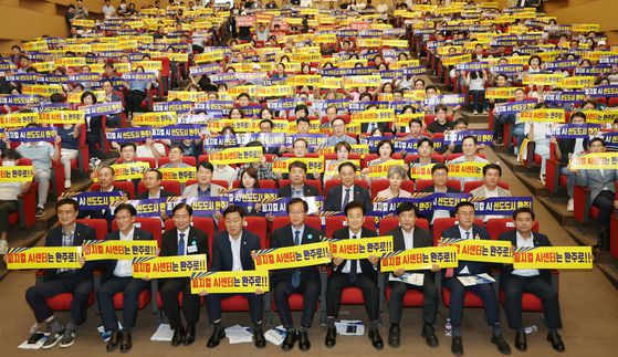 지난달 11일 완주군청 문예회관에서 열린 피지컬 AI 모빌리티 실증 선도 사업 세미나에서 김관영 전북지사와 정동영 더불어민주당 국회의원, 유희태 완주군수 등 관계자들이 기념 촬영을 하고 있다. 뉴스1