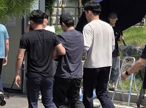 경기 용인시에서 30대 여성을 살해한 뒤 달아났던 A씨가 용인동부경찰서로 압송되고 있다. 독자 제공