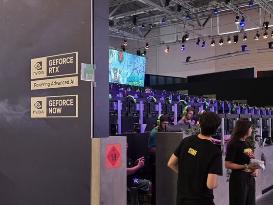 '게임스컴2025'에서 게임사 부스 곳곳에 붙은 엔비디아의 '지포스 RTX' 로고. 사진 여성국 기자
