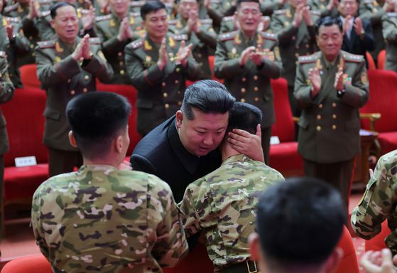 김정은 북한 국무위원장이 국가표창수여식에서 러시아 파병 장병을 격려하는 모습. 노동신문, 뉴스1