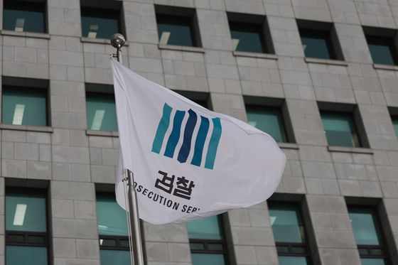 이재명 정부의 인수위 역할을 하는 국정기획위원회가 13일 '국정운영 5개년 계획안'을 발표했다. 서울 서초구 대검찰청에서 검찰기가 바람에 나부끼고 있다. 연합뉴스