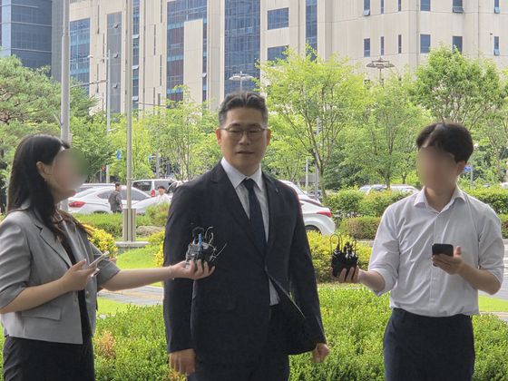 지난달 17일 임은정 서울동부지방검찰청장과의 만남을 위해 서울 송파구 동부지검에 방문한 백해룡 경정이 취재진의 질문에 답하고 있다. 오소영 기자