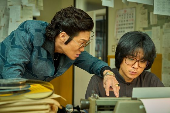 극중 신성영화사 대표 구중호(진선규)는 감독 곽인우(조현철)에 야한 장면만 가득한 영화를 만들면 된다고 강요한다. 사진 넷플릭스