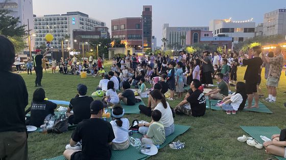 지난해 8월 제주시 산지천 일대에서 열린 컬러풀산지페스티벌에 관광객들이 행사를 만끽하고 있다. 사진 제주관광공사