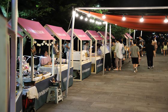 지난해 8월 제주시 산지천 일대에서 열린 컬러풀산지페스티벌에 관광객들이 플리마켓을 둘러보고 있다. 사진 제주관광공사