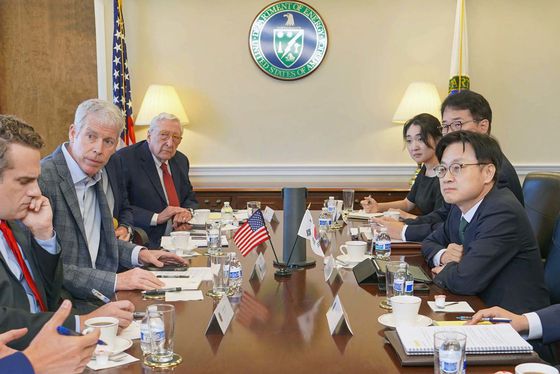 김정관 산업통상자원부 장관이 22일(현지시간) 미국 워싱턴 D.C. 에너지부 회의실에서 한미 정상회담에 앞서 크리스 라이트(Chris Wright) 에너지부 장관과 면담을 하고 있다. 산업통상자원부 제공