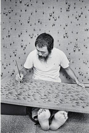 사진작가 육명심이 찍은 김창열. 1979, 종이에 디지털잉크젯프린트, 76.2x50.7cm, 국립현대미술관 소장. 사진 국립현대미술관