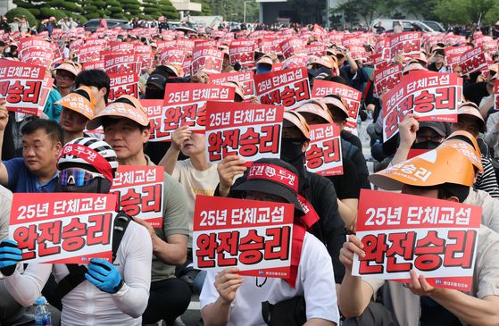 지난 6월 임단협 출정식을 개최한 현대차 노조. 연합뉴스