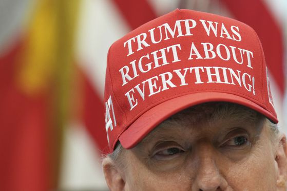 도널드 트럼프 대통령이 지난 22일(현지시간) 워싱턴 백악관 오벌오피스에서 '트럼프는 모든 것에 옳았다'고 적힌 모자를 쓰고 발언하고 있다. AP=연합뉴스