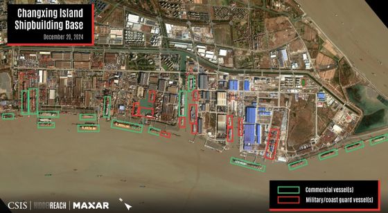 미국 전략국제문제연구소가 3월 '선박 전쟁' 보고서에서 공개한 중국 장난창싱조선소 위성사진. 상선(녹색)과 군함(빨간색)이 함께 건조되는 모습이 보인다. 사진 CSIS