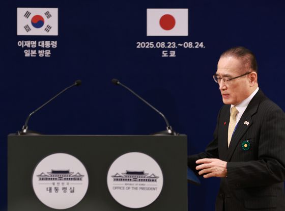 이재명 대통령이 23일 일본 도쿄 총리 관저에서 열린 한일 확대정상회담에서 기념촬영 뒤 자리로 향하고 있다. 연합뉴스