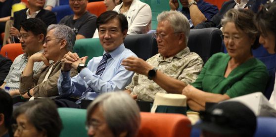 조국혁신당 김선민 대표 권한대행과 서왕진 원내대표, 정춘생·백선희·김재원·강경숙·차규근·이해민 의원이 25일 오전 서울 여의도 국회에서 상법 개정안 표결을 위해 본회의장으로 향하고 있다. 뉴스1