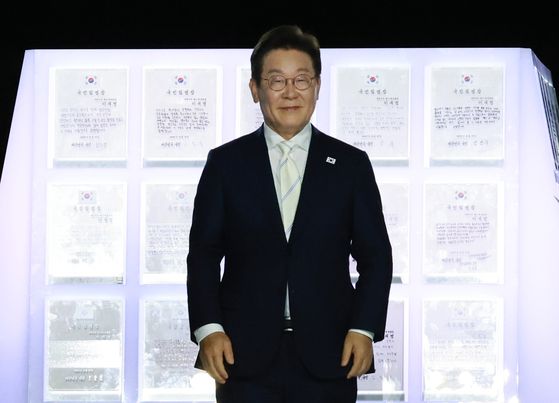 이재명 대통령이 지난 15일 광화문 광장에서 열린 제21대 대통령 국민임명식 '광복 80년, 국민주권으로 미래를 세우다' 행사에서 국민 대표 80인이 전달한 '빛의 임명장'과 함께 자리하고 있다. 대통령실사진기자단