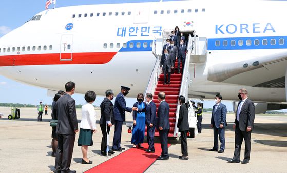 한미 정상회담에 참석하는 문재인 대통령이 19일(현지시간) 미국 워싱턴 앤드류스 공군기지에 도착, 쿨리 89 항공지원 전대장과 인사하고 있다. 이재명 대통령의 이번 방미와 마찬가지로 공식 실무방문이었다. 연합뉴스