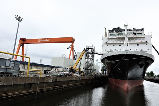 위성락 국가안보실장이 24일 일본 도쿄의 한국프레스센터가 마련된 호텔에서 이재명 대통령의 일본 방문 관련 브리핑을 하기 위해 마이크 앞으로 향하고 있다. 연합뉴스